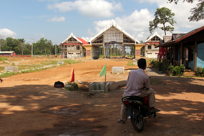 Nová budova Laoské celnice, po pravé straně provizorní úřad