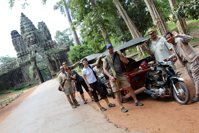 Vstupní brána k Angkor Thom a naše tuktuky